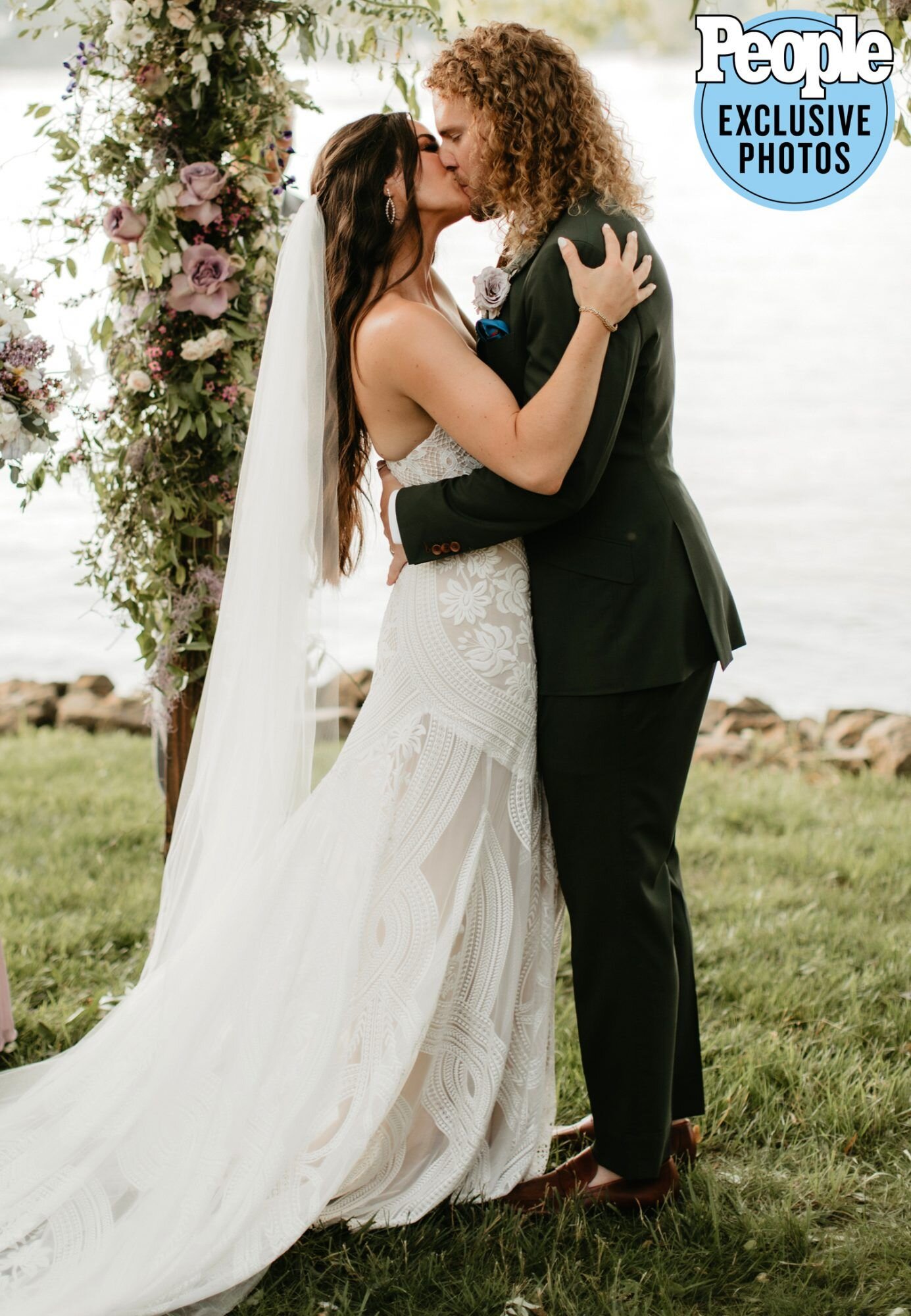 Hannah Ellis Marries Nick Wayne at Reba McEntire's Former Home  All the Details from Their Wedding.jpg
